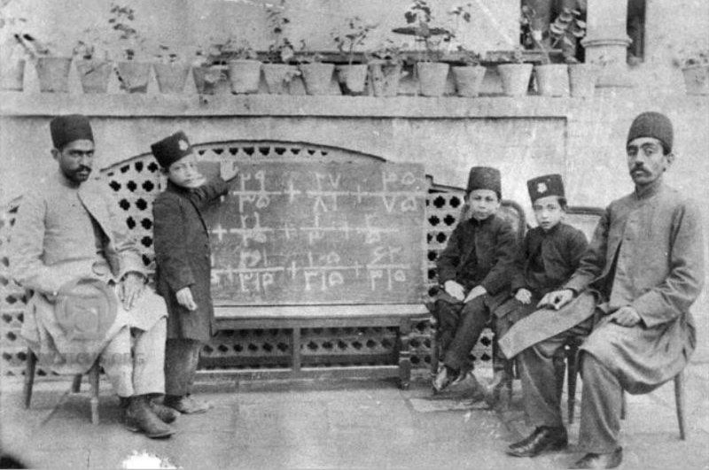 کلاس درس ریاضی در یک مدرسه ابتدایی در اواخر قاجاریه