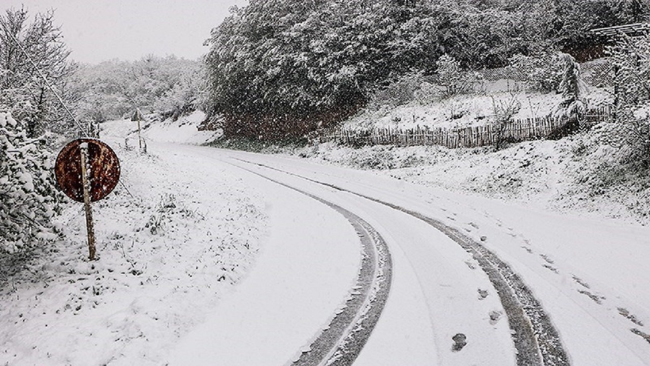 بارش برف و ریزش کوه مسیر ۱۱ روستای دهدز را مسدود کرد