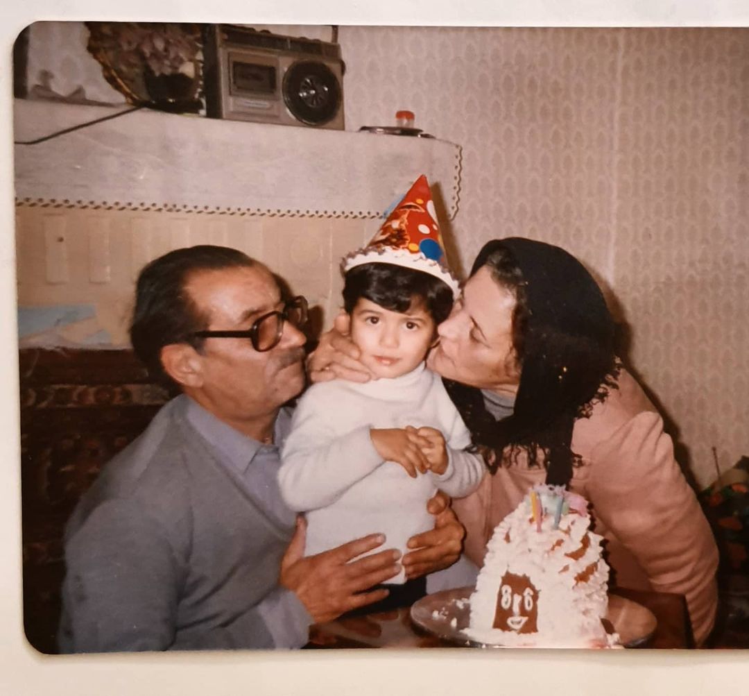 چهره ها/ عکس تولد 3 سالگی پندار اکبری در کنار پدربزرگ و مادربزرگش