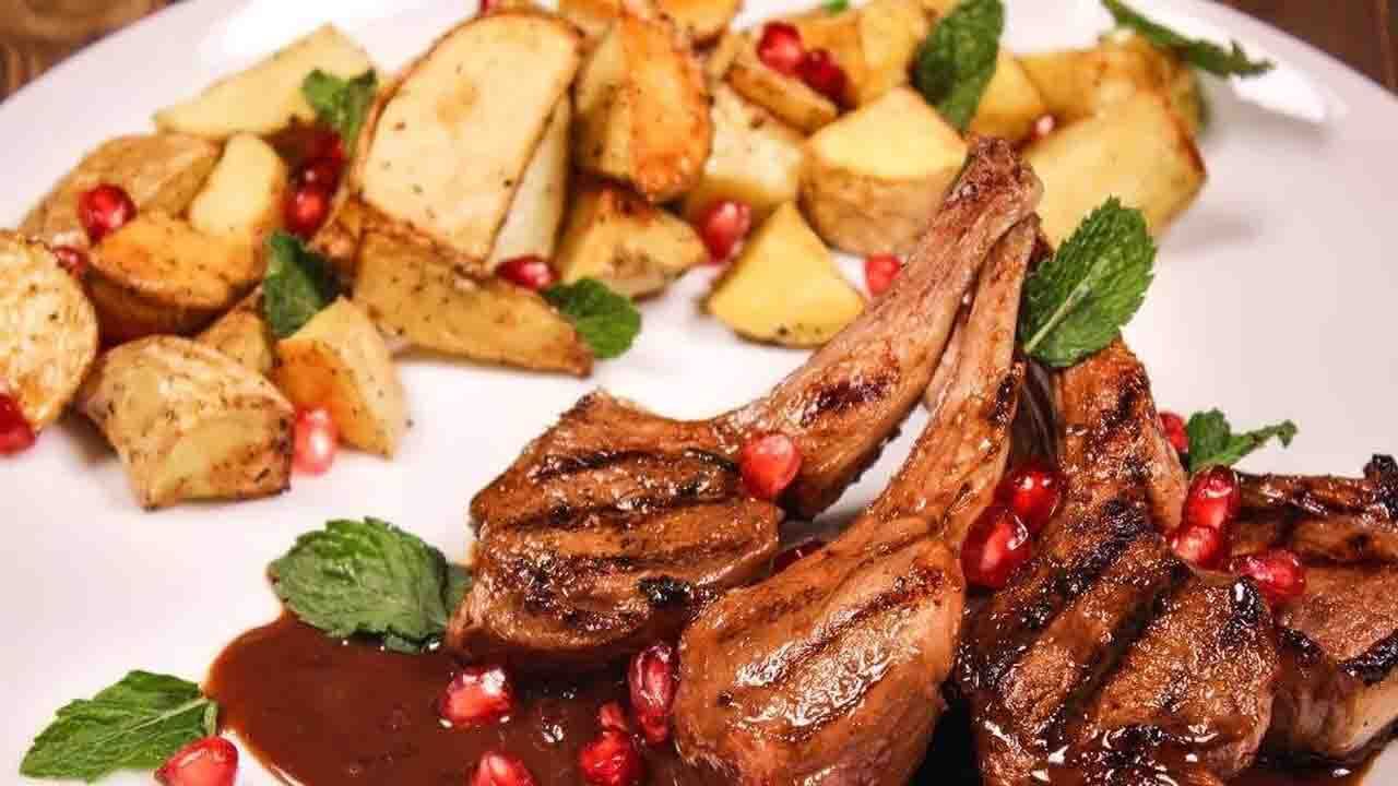 طرز تهيه کباب لم چاپس با سيب زميني و تربچه گريل شده