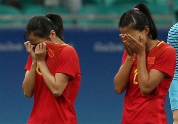 محرومیت و شکست یک تیم فوتبال دختران چینی بخاطر رنگ مو!