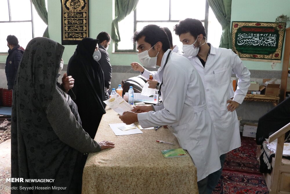 عکس/ ویزیت رایگان بیماران مناطق محروم توسط گروه های جهادی در مشهد