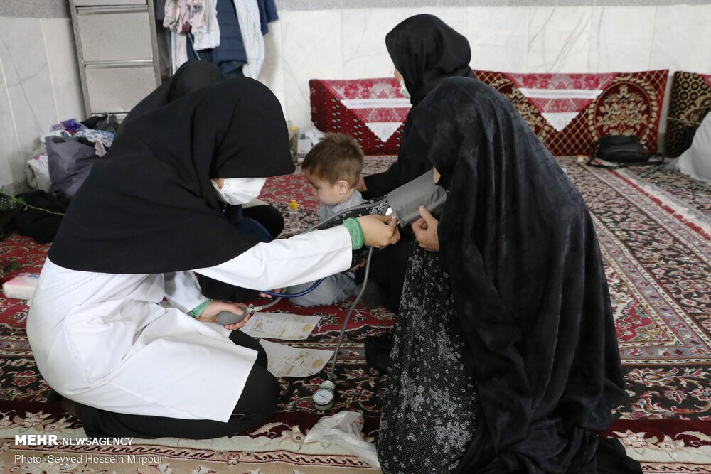 عکس/ ویزیت رایگان بیماران مناطق محروم توسط گروه های جهادی در مشهد