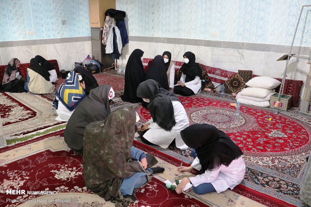 عکس/ ویزیت رایگان بیماران مناطق محروم توسط گروه های جهادی در مشهد