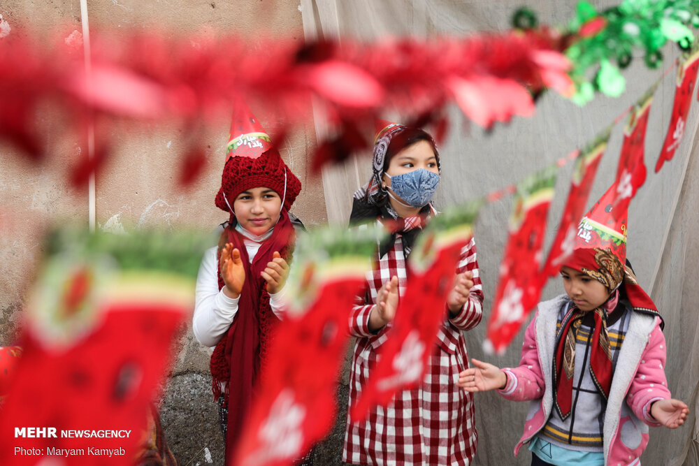 شادی بچه ها از جشن یلدا در کوره های آجرپزی