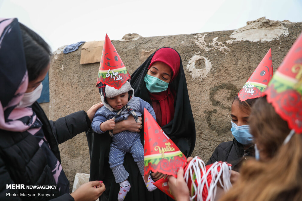 شادی بچه ها از جشن یلدا در کوره های آجرپزی