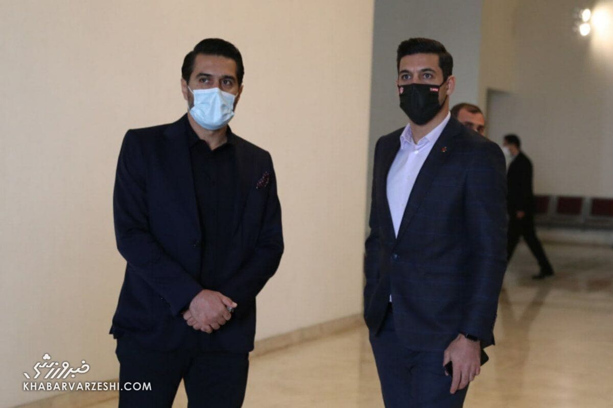 کریخوانی افشین پیروانی با سرمربی اولسان در آسانسور