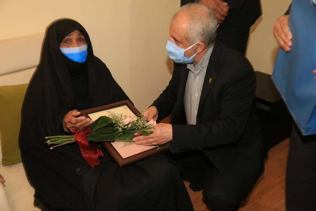 دیدار رئیس بنیاد شهید و امور ایثارگران با مادر شهیدان دارا در بندرعباس