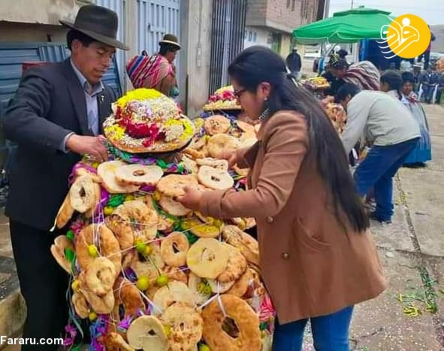 جشنواره عجیب با نان‌های آویزان از بدن!