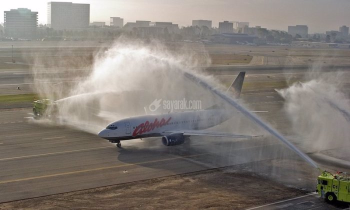 چرا برای هواپیما در باند فرودگاه قوس آب درست می‌کنند؟