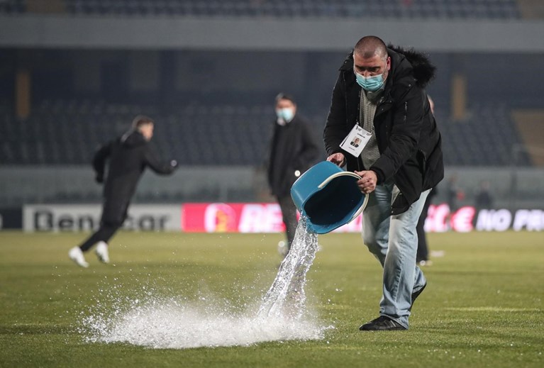 تلاش برای بازگشت به فوتبال با سطل‌های آب جوش!