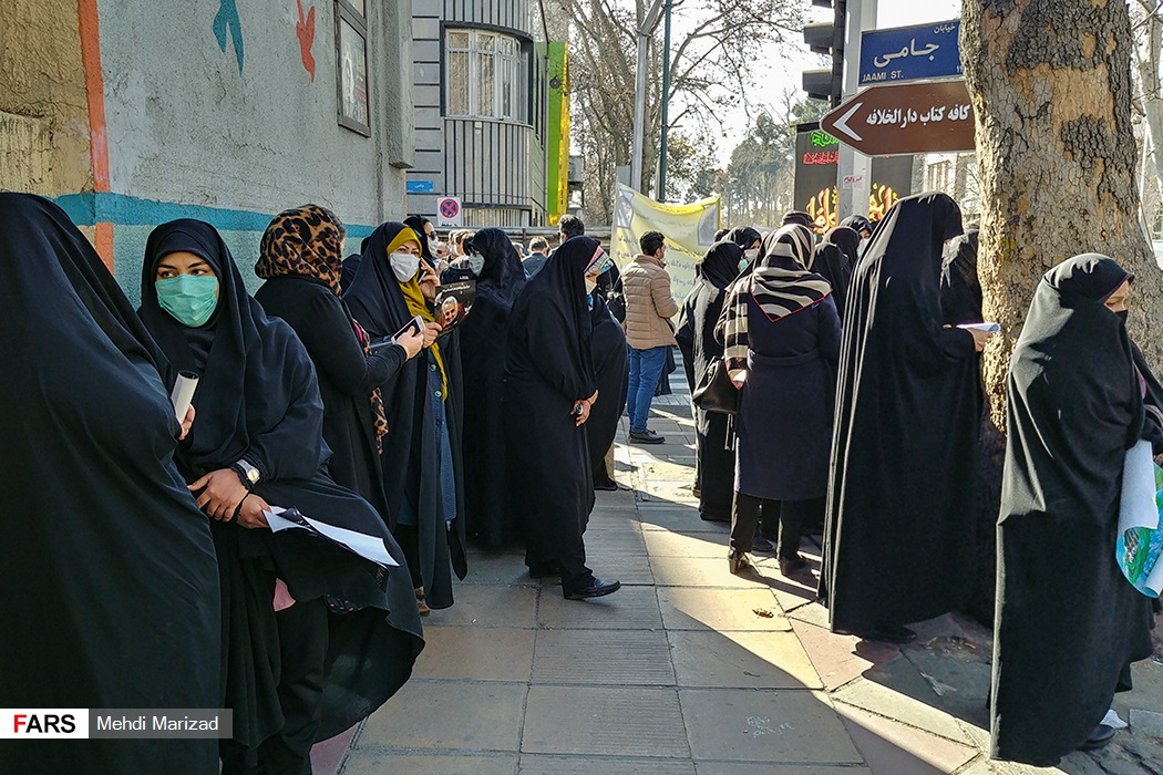 عکس/ تجمع سهامداران بانک مهر اقتصاد مقابل قوه قضائیه