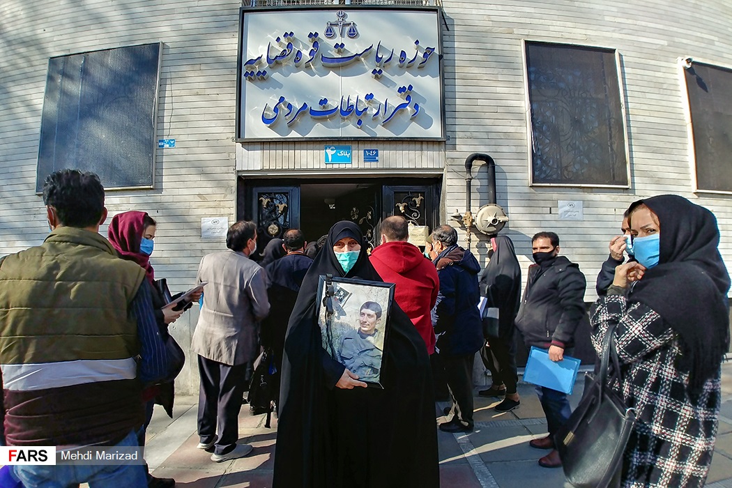 عکس/ تجمع سهامداران بانک مهر اقتصاد مقابل قوه قضائیه