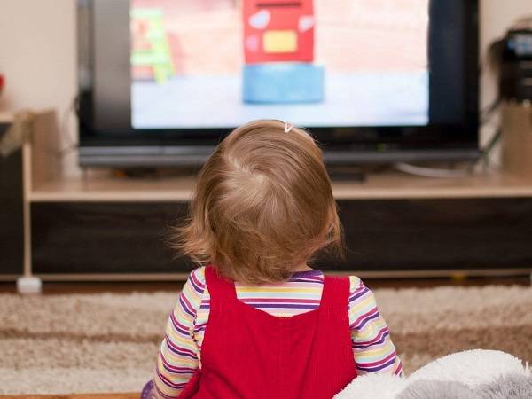 کودک قبل این سن هرگز نباید تلویزیون تماشا کند