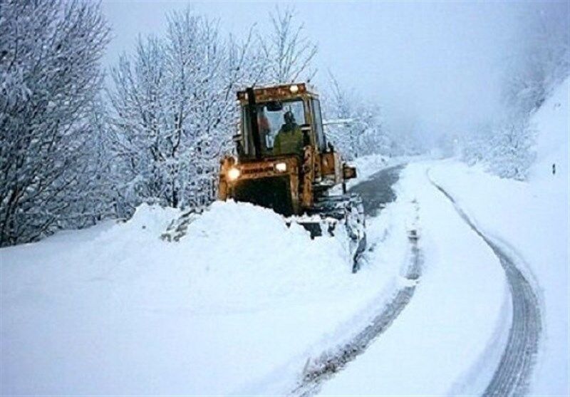 برف جاده ارتباطی بیش از ۱۵۰ روستای مشگین‌شهر را مسدود کرد