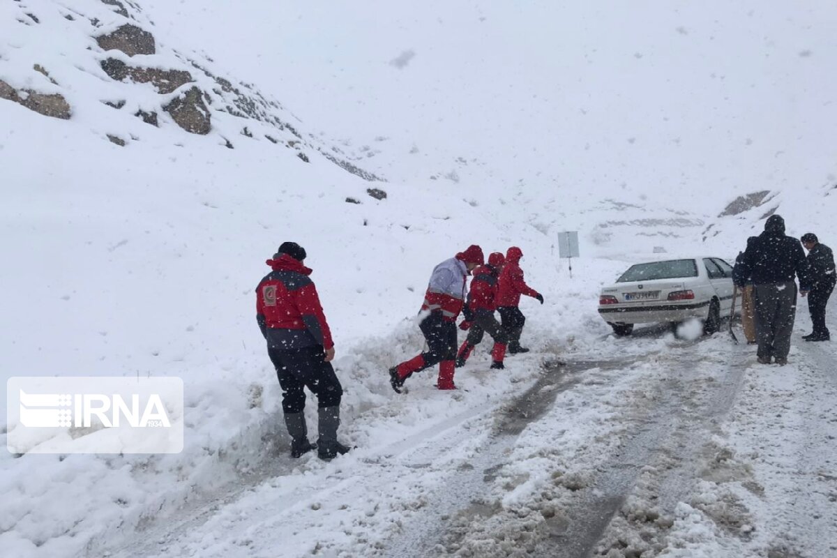 عکس/ امدادرسانی به خودروهای گرفتار در برف اشنویه