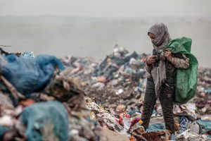 روایتی تلخ از زندگی دو خواهر زبالهگرد روستایی در همسایگی اهواز