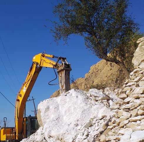 خطر ریزش سنگ از سر روستای تنگ چوگان کازرون رفع شد