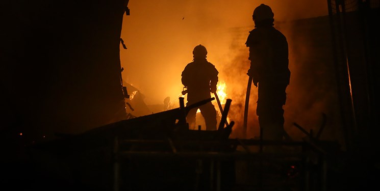 مهار آتش سوزی مهیب فروشگاه پوشاک در میدان ۱۷ شهریور مشهد