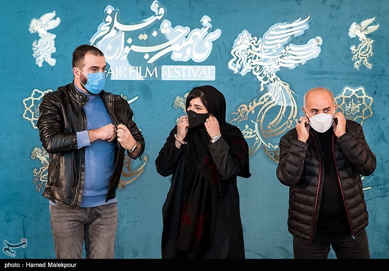 عکس/ ماسک زدن و برداشتن باران کوثری در نشست خبری «بی همه چیز»