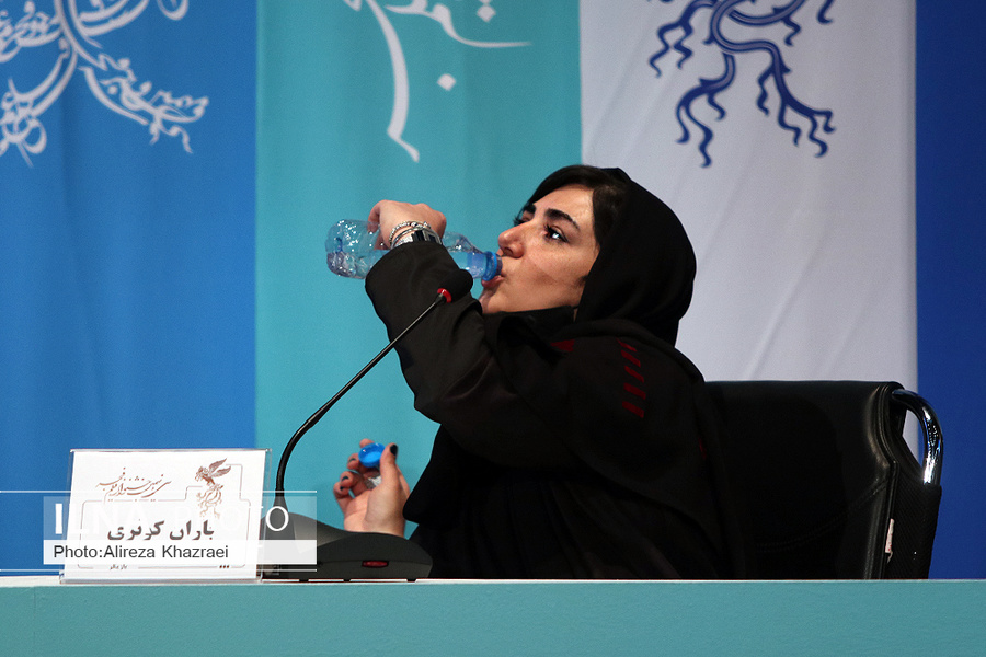 عکس/ ماسک زدن و برداشتن باران کوثری در نشست خبری «بی همه چیز»
