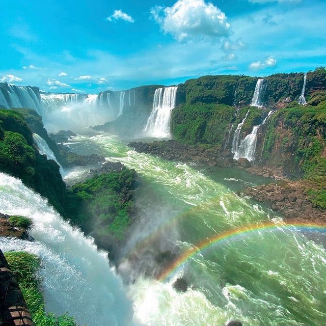 یکی از زیباترین آبشارهای جهان