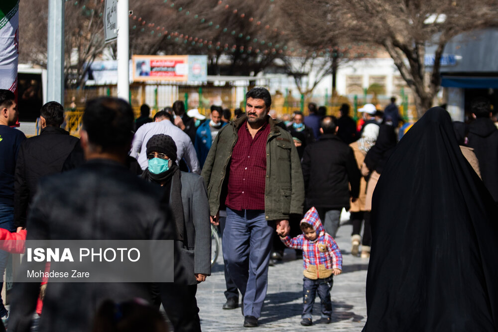 عکس/ بی توجهی به شیوه نامه های بهداشتی در مرکز شهر مشهد