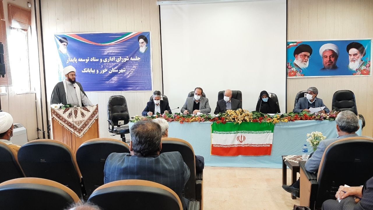 راه ‌های ارتباطی خور و بیابانک به مرکز استان اصفهان ۲ بانده می‌شود