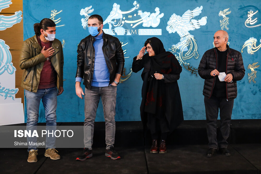 عکس/ ماسک زدن و برداشتن باران کوثری در نشست خبری «بی همه چیز»