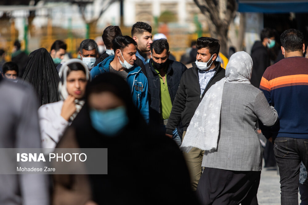 عکس/ بی توجهی به شیوه نامه های بهداشتی در مرکز شهر مشهد