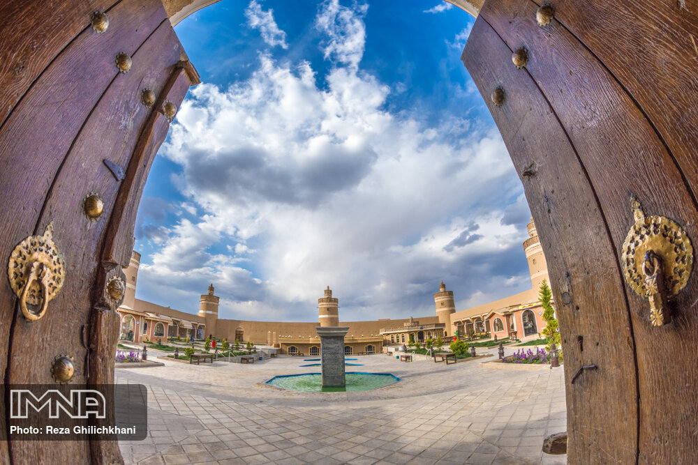 بنای زیبای «هفت برج خارون» در نجف آباد