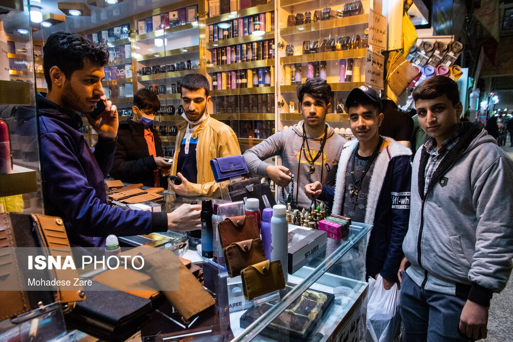 عکس/ بی توجهی به شیوه نامه های بهداشتی در مرکز شهر مشهد