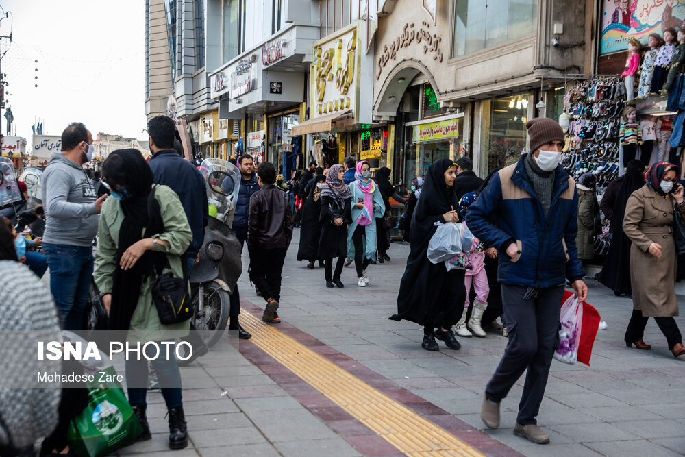 عکس/ بی توجهی به شیوه نامه های بهداشتی در مرکز شهر مشهد