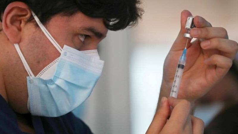 متخصص عفونی: استفاده همزمان ۲ ماسک مقابل کرونای جهش یافته ضروری است