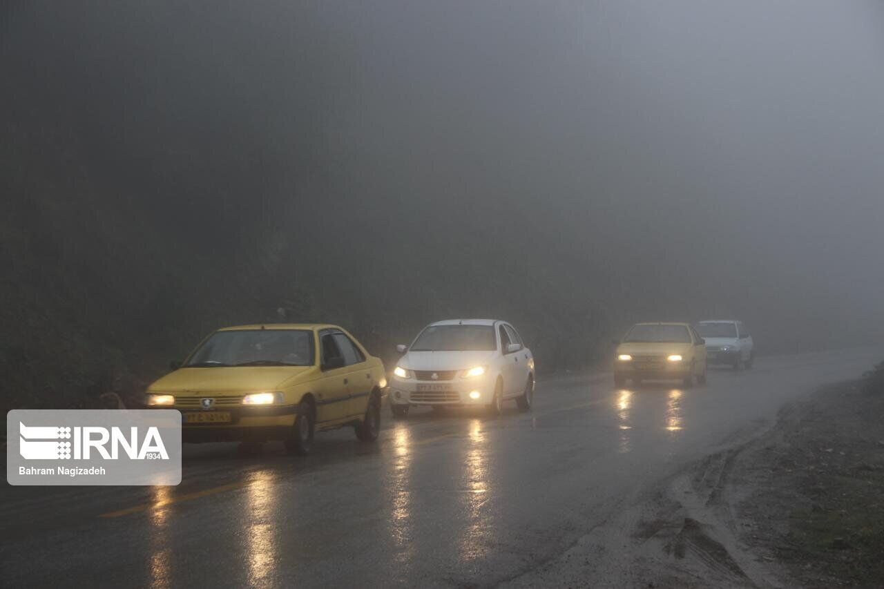 مه‌گرفتگی تردد خودروها در مسیر بجنورد ـ جنگل گلستان را مختل کرد