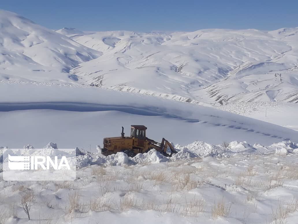 عکس/ برف‌روبی محورهای سخت‌گذر روستایی تکاب