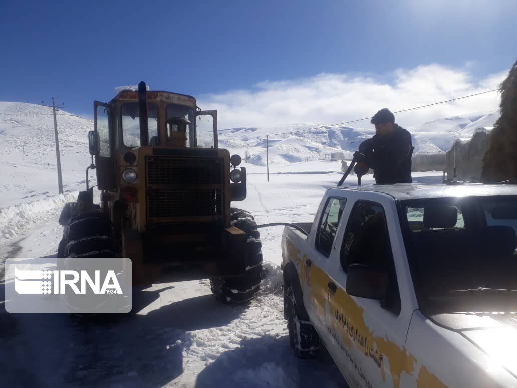 عکس/ برف‌روبی محورهای سخت‌گذر روستایی تکاب