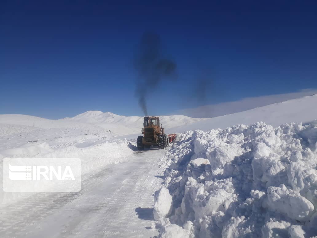 عکس/ برف‌روبی محورهای سخت‌گذر روستایی تکاب