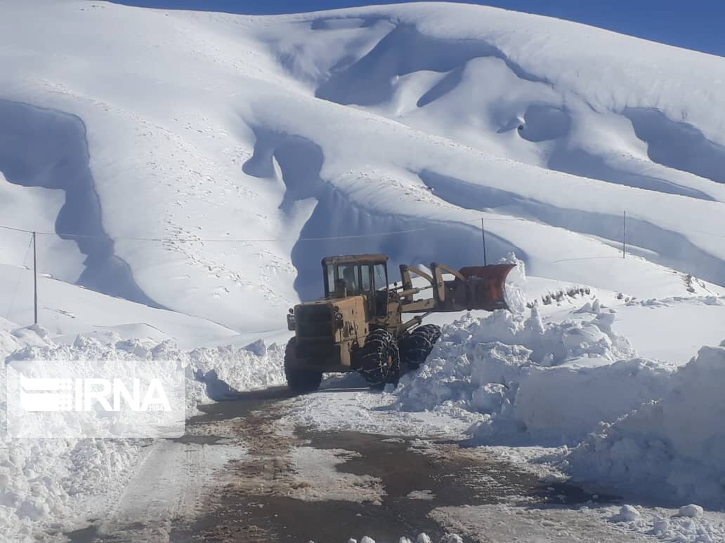 عکس/ برف‌روبی محورهای سخت‌گذر روستایی تکاب