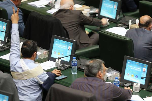 عکس/ بحث داغ نمایندگان بر سر بودجه در نشست نوبت ظهر