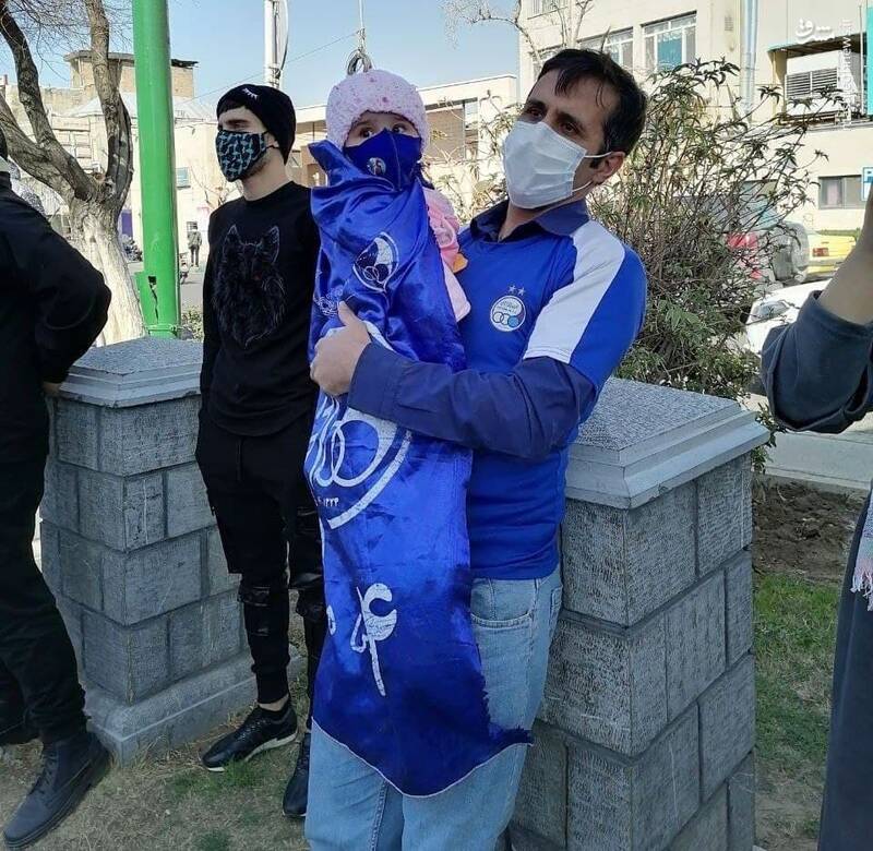 بازی با جان کودک در یک تجمع فوتبالی!