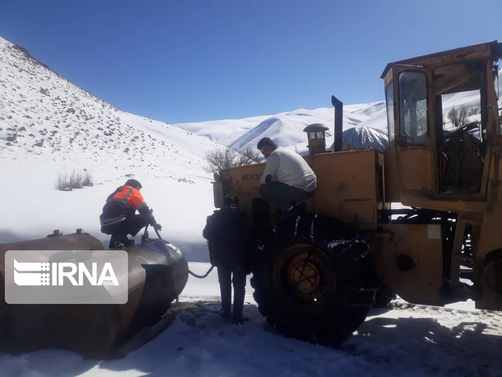 عکس/ برف‌روبی محورهای سخت‌گذر روستایی تکاب