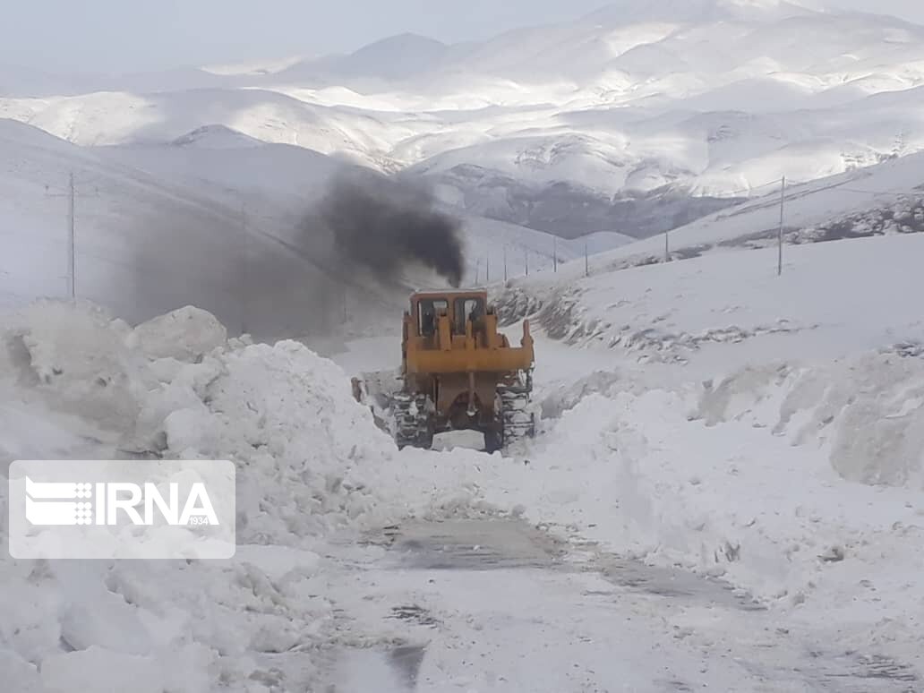 عکس/ برف‌روبی محورهای سخت‌گذر روستایی تکاب