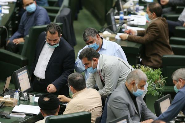 عکس/ بحث داغ نمایندگان بر سر بودجه در نشست نوبت ظهر