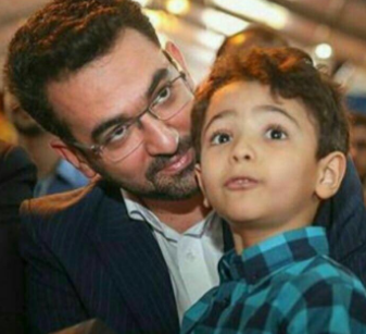 چهره ها/ پیاده روی صبحگاهی وزیر جوان با 2 فرزندش