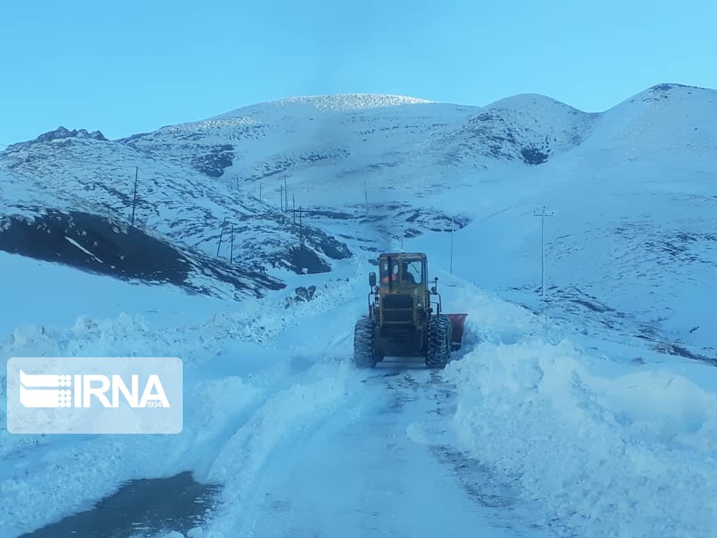 عکس/ برف‌روبی محورهای سخت‌گذر روستایی تکاب