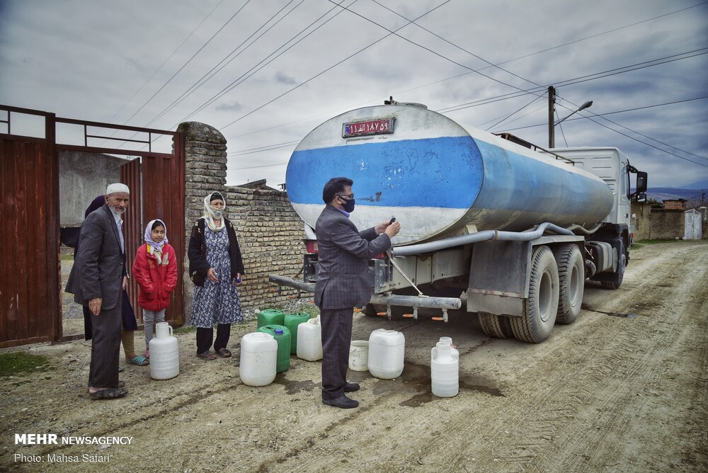 عکس/ آبرسانی با تانکر به روستای ابراهیم آباد گرگان