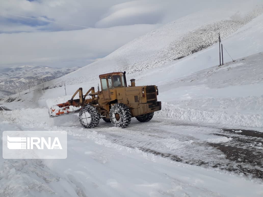 برف‌روبی محورهای سخت‌گذر روستایی تکاب