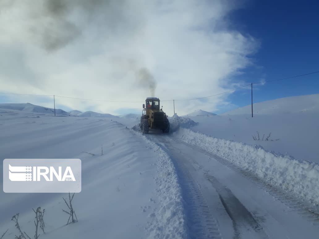 عکس/ برف‌روبی محورهای سخت‌گذر روستایی تکاب