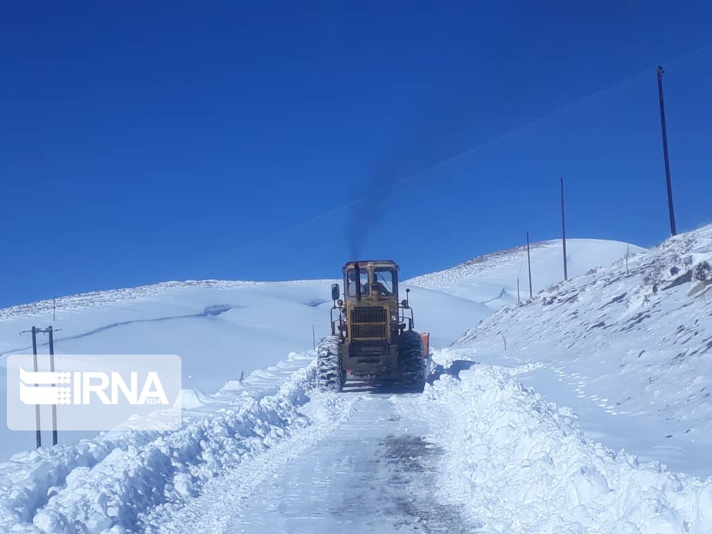 عکس/ برف‌روبی محورهای سخت‌گذر روستایی تکاب